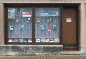 Kancelář ve Švihově. Kliknutím na obrázek si zobrazíte velký obrázek. Odkaz se otevírá v novém okně. Výloha a vstup do kanceláře ve Švihově